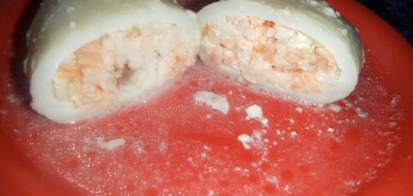 Кальмары с сёмгой,креветками и розочками из пекинской капусты