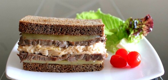 Сэндвич с говядиной и квашеной капустой