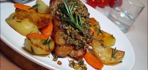 Филе свинины с ореховой крошкой и розмарином