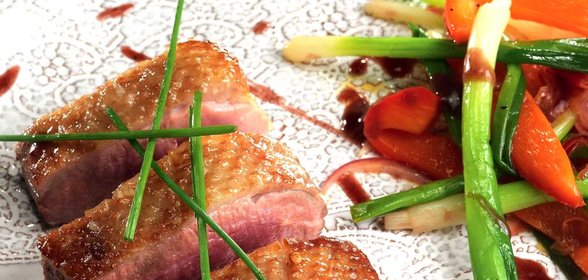 Пряная утка с рагу из зеленого лука и болгарского перца