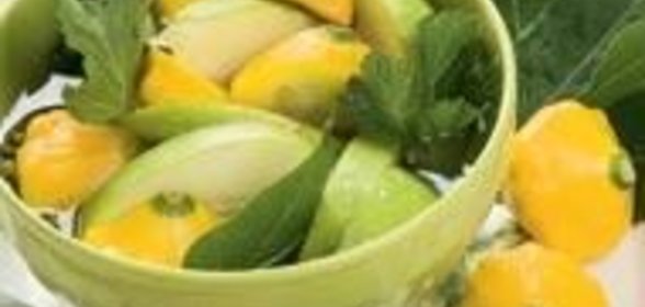 Моченые патиссоны с яблоками и лимонником