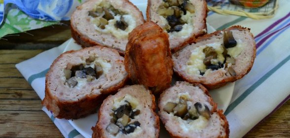 Мясной рулет с грибами и сыром