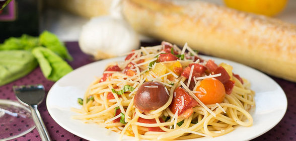 Спагетти с томатами черри и оливками