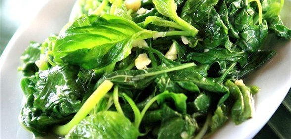 Салат с оливковым маслом, чесноком и лимоном