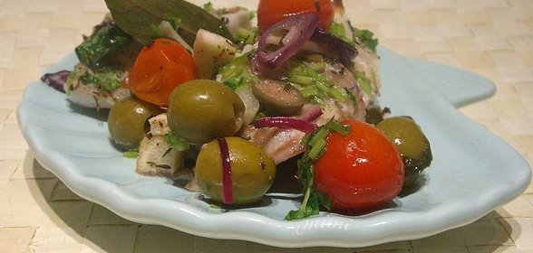 рыба, запеченная с томатами-черри, оливками и зеленью