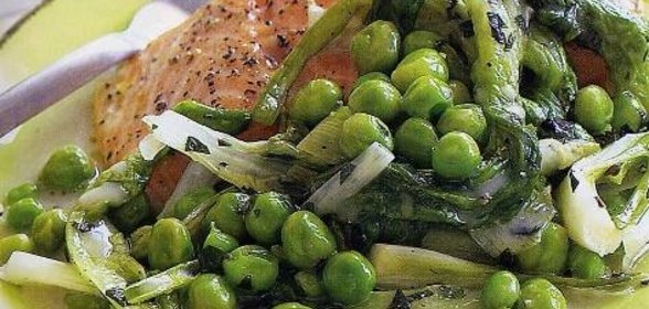 Горошек с латуком и зеленым луком