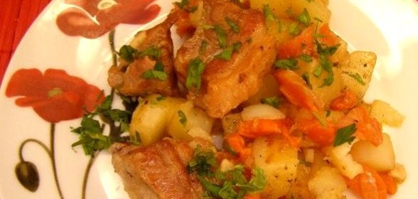Картошка, тушеная с ребрышками
