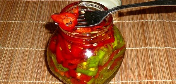 Горький перец в оливковом масле