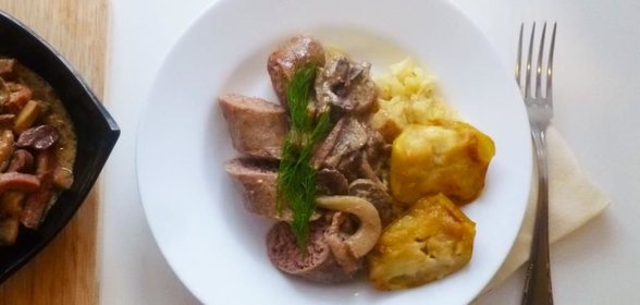 Свиные колбаски с грибным соусом и пюре из сельдерея