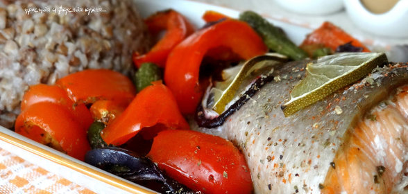 Лосось, запеченный с овощами на шпинате