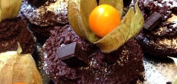 Шоколадные капкейки с физалисом