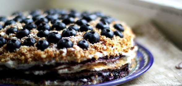Блинный торт с творогом и черникой