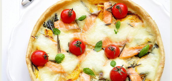 Тарт с лососем, тыквой, шпинатом и моцареллой