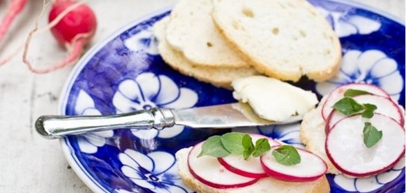 Брускетта с редисом, сливочным маслом и солью