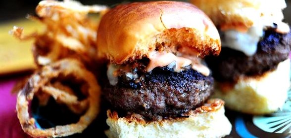 Сэндвичи с говядиной, грибами и швейцарским сыром