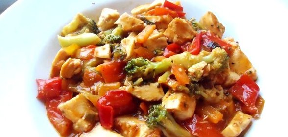 Курица в воке с овощами