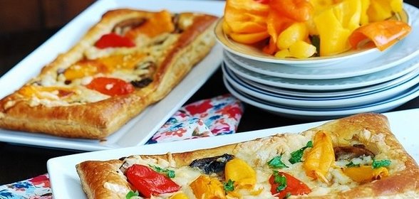 Пицца с моцареллой и грибами