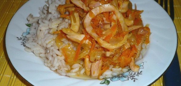 Кальмары с луком и морковью
