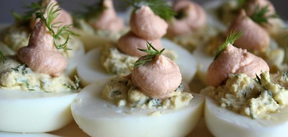 Фаршированные яйца с мягким творогом и лососевой пастой