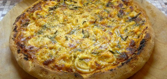 Пицца с кальмарами и креветками на тонком тесте из двух сортов муки