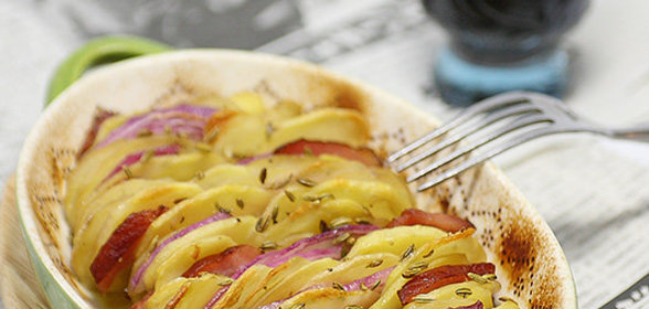 Тиан с картофелем, луком и ветчиной