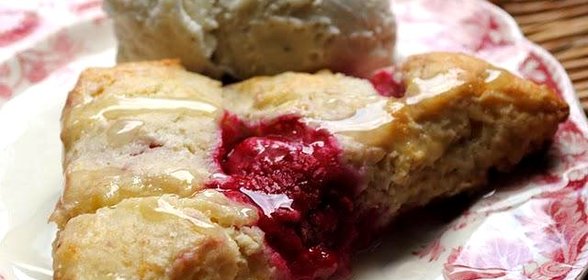 Булочки с малиной и лимонной глазурью