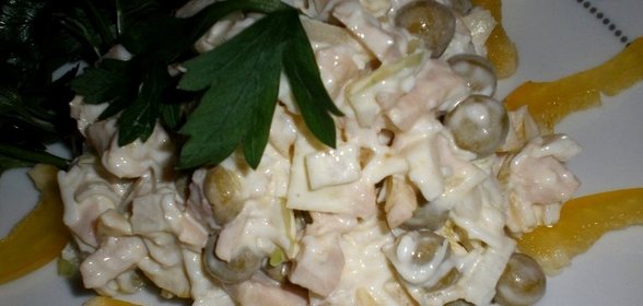 Простой салат из консервированных кальмаров
