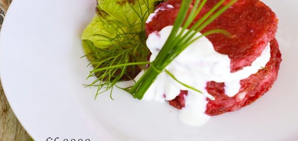 Сырники со свеклой и козьим сыром