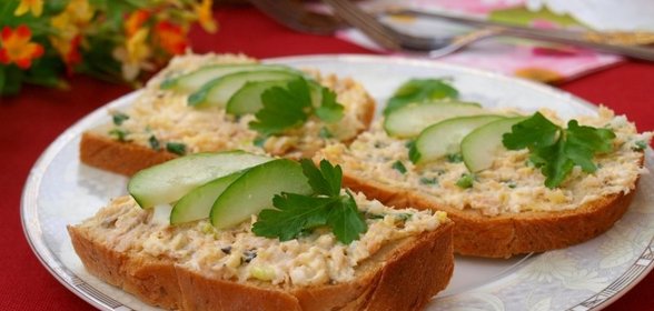 Бутерброды с консервированной горбушей, плавленым сыром и яйцом