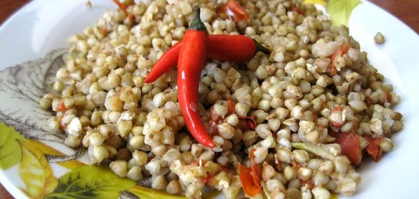 Зеленая гречка с помидорами, луком и чесноком