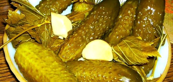 Огурцы, соленые в банках