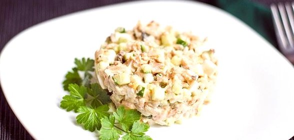 Салат с консервированной горбушей и кукурузой