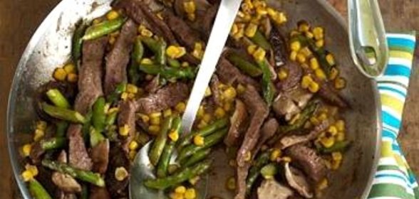 Говядина с кукурузой и спаржей