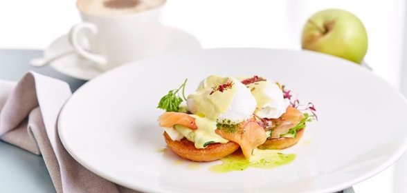 Яйцо пашот с малосольным лососем на булочке бриошь под соусом берблан