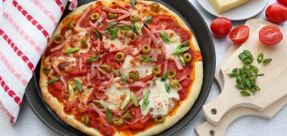 Пицца с ветчиной и оливками