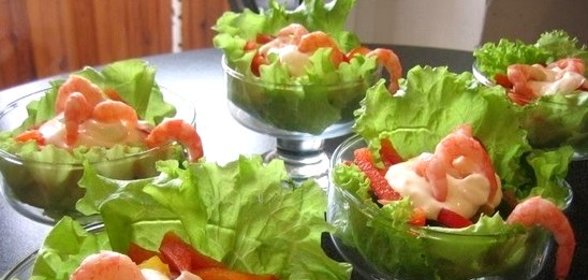 Салат в креманках с креветками