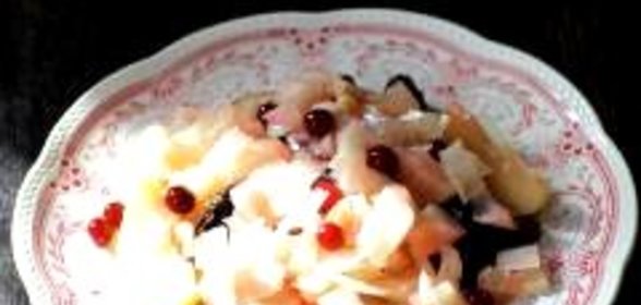 Салат из квашеной капусты с маринованными фруктами