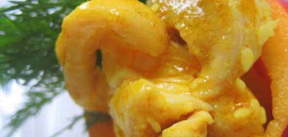 Куриная грудка карри с кунжутом в чаше из нектарина