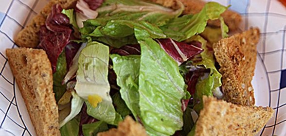 Салат с куриной печенью и малиновым вареньем