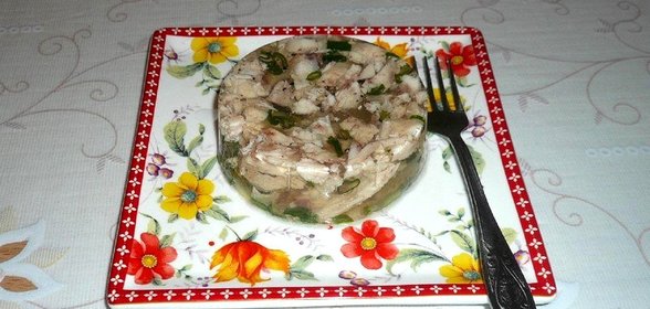 Заливное из курицы с зеленым луком