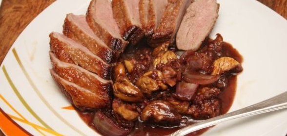 Утиная грудка с каштанами, апельсинами, луком в вине и бальзамическом уксусе