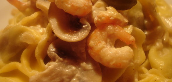 Паста: Тортеллони с рикоттой и шпинатом в сливочном соусе из грибов с креветками