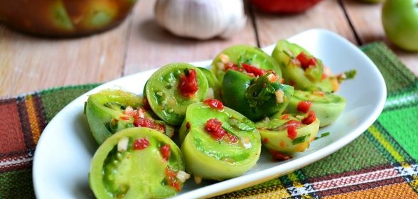 Зеленые помидоры маринованные кусочками
