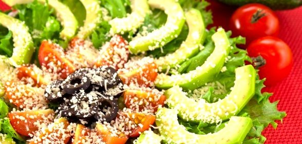 Закуска с авокадо, помидорами, маслинами и Пармезаном