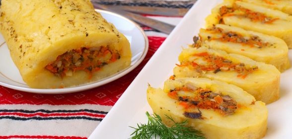 Рулет из картофеля с морковью и грибами