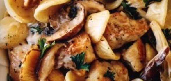 Сосиски, запеченные с грудинкой и сыром