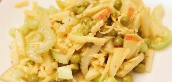 Салат с сельдереем, яблоком и сыром