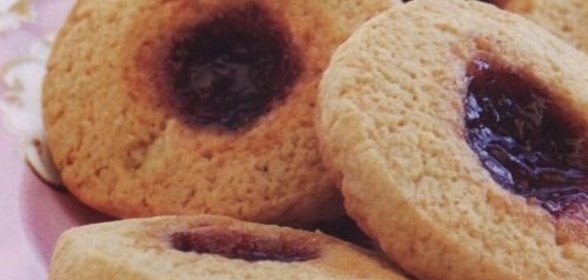 Песочное печенье с клубничным джемом