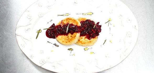 Сырники с бруснично-розмариновым вареньем