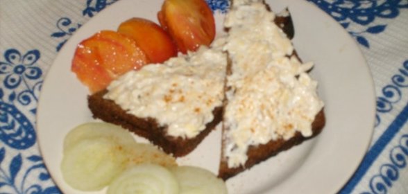 Закусочные бутерброды с хреном и сметаной